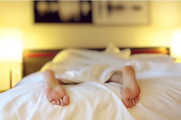 How to Get Decent Sleep When Away from Home sponsored post closetsamples sleeping